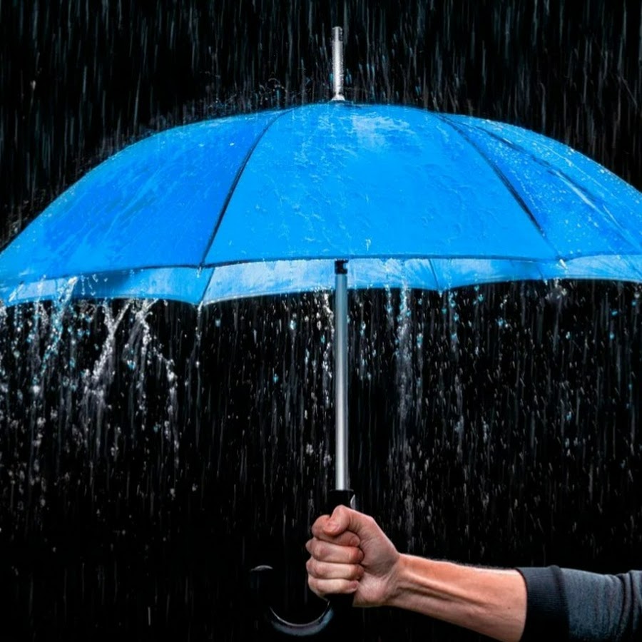Человек с зонтиком под дождем