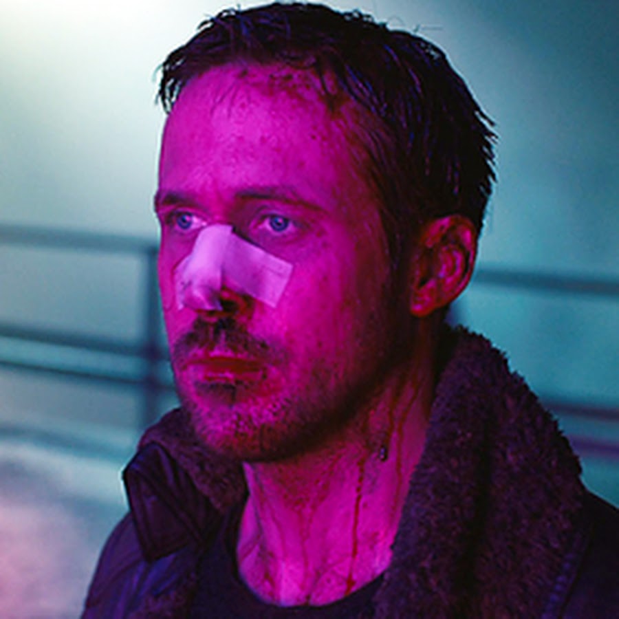 Зетфикс. Бегущий по лезвию 2049 Гослинг неон. Гослинг Бегущий по лезвию фиолетовый. Райан Гослинг фиолетовый свет. Райан Гослинг 2049 грустный.