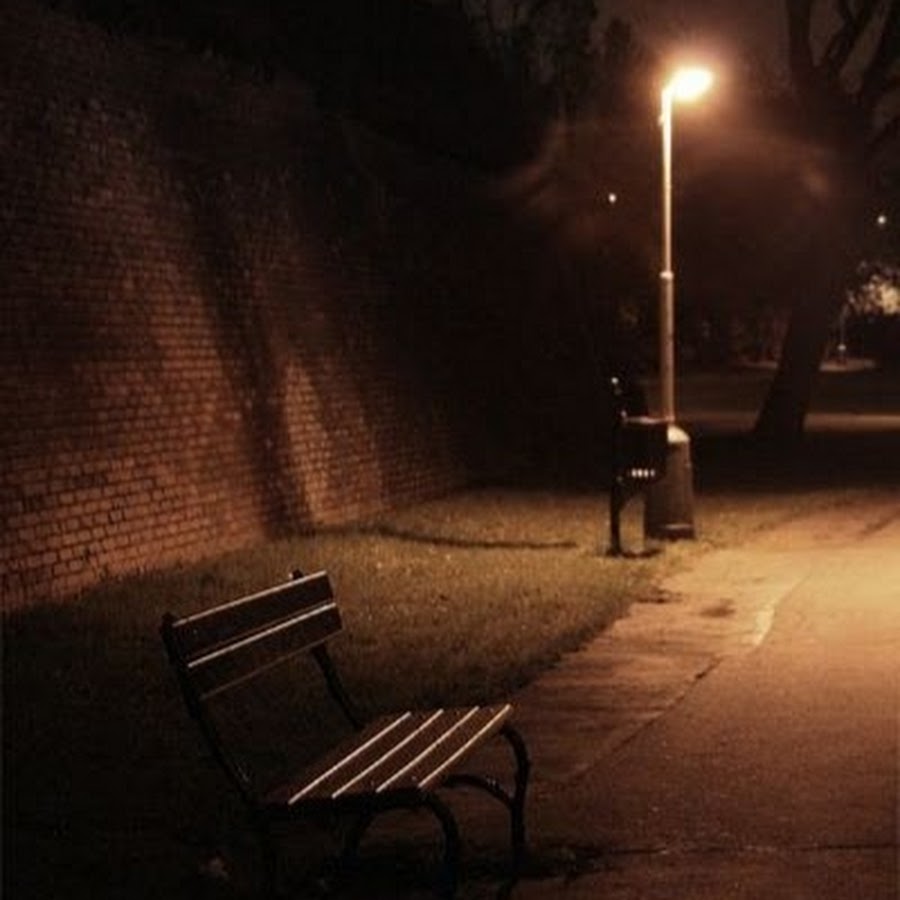 Ночь улица фонарь песни. Темно на улице. Фонарь на улице в темноте. Одинокий фонарь в ночи. Скамейка ночью.