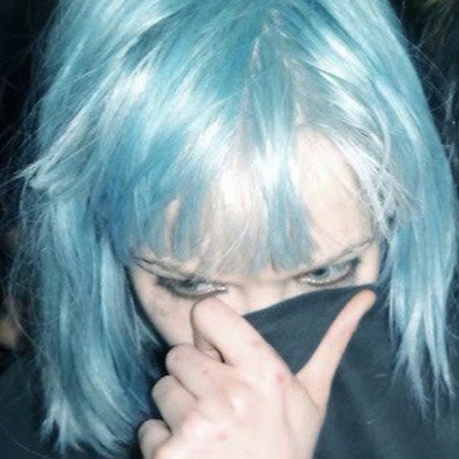 Crystal castles transgender. Элис Гласс голубые волосы. Alice Glass блондинка.