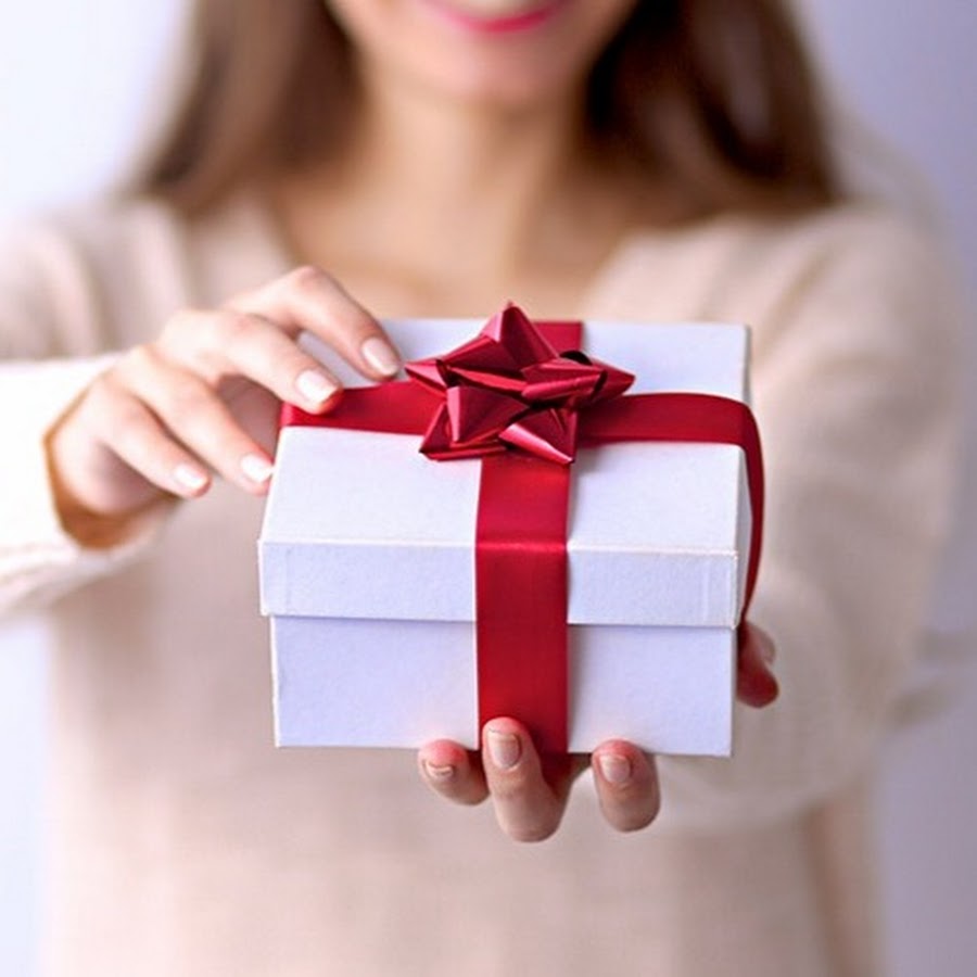 Present photo. Presente. Caixa девушка. Women with Box in hand.