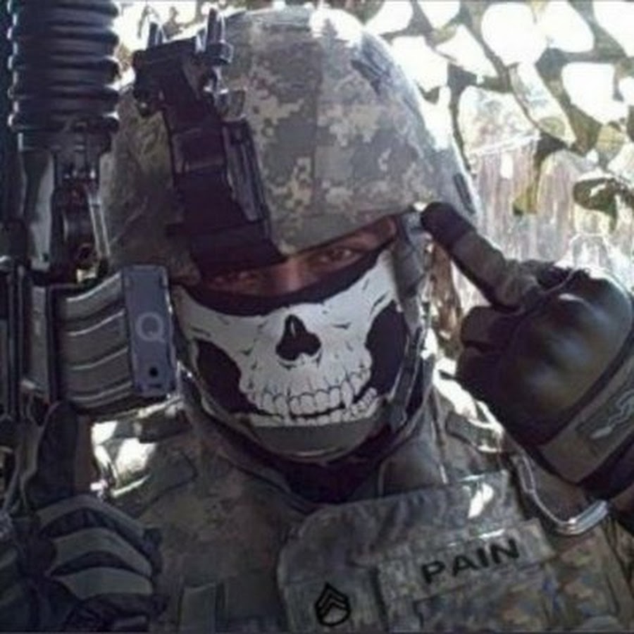Спецназовец в маске с черепом