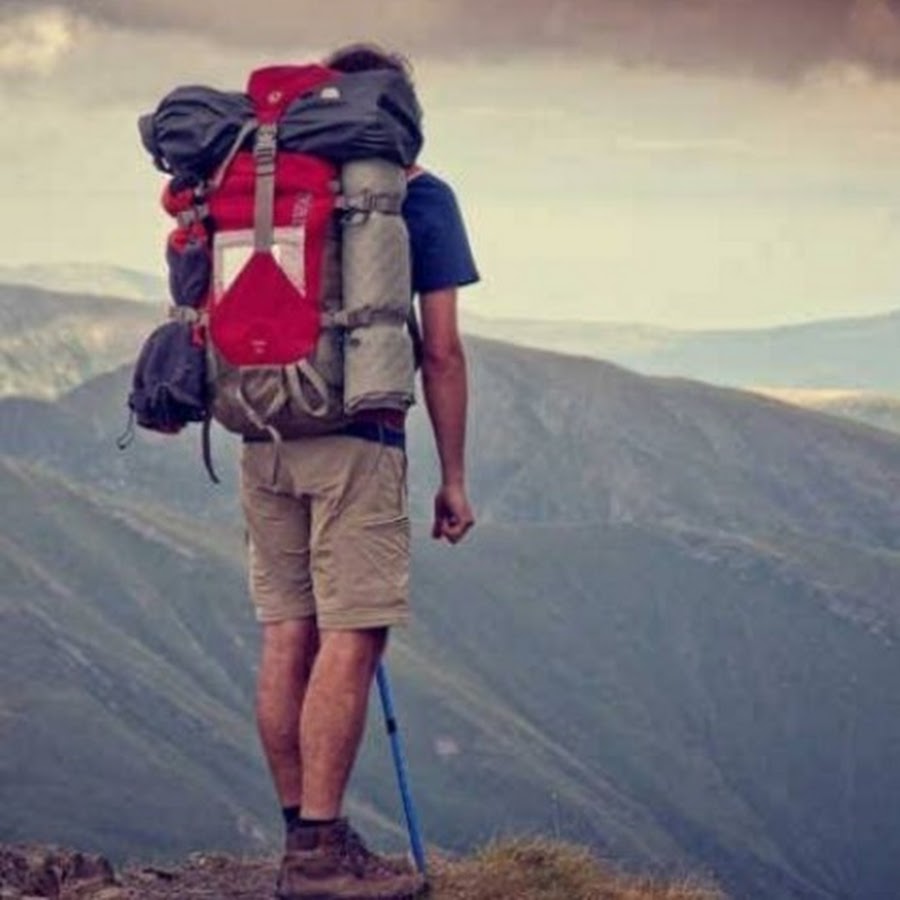 Y travel. Путешественник в горах. Снаряжение фотографа-путешественника. Фотограф в путешествии. Фотограф путешественник с вертолета.