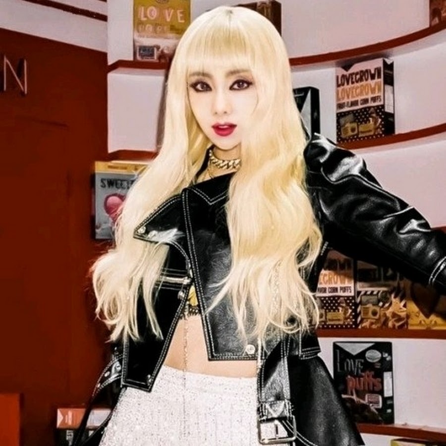 Blonde lisa. Lisa lalisa m/v. Лиса Манобан клипы. BLACKPINK Lisa 2021 блондинка. BLACKPINK Instagram 202.