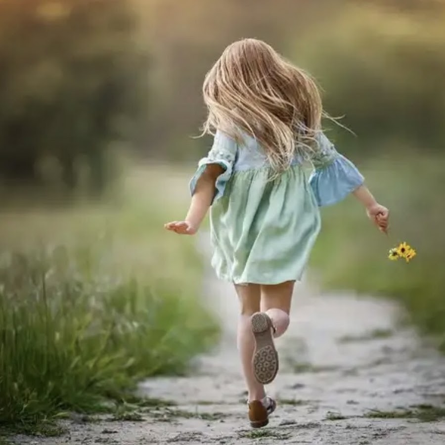 Девочка бежит. Маленькая девочка бежит. Дети бегут. Счастливая девочка. Лето будь счастливым