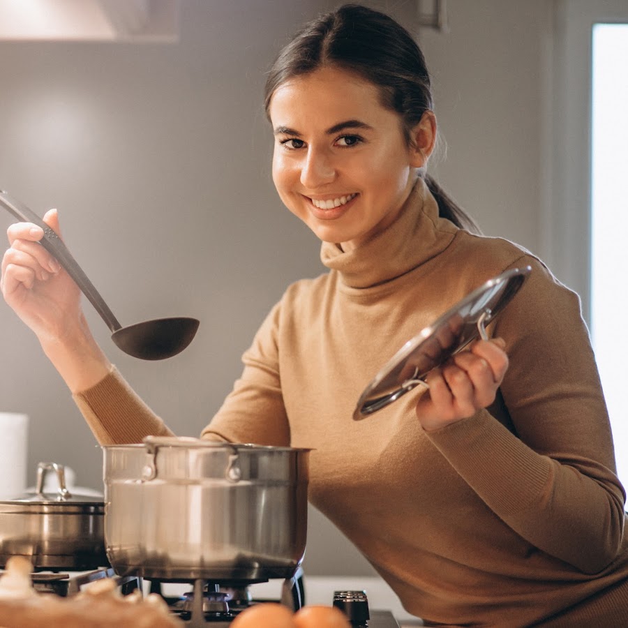 Cook warming. Женщина на кухне. Картинки девушка на кухне готовит. Девушка готовит суп. Женщина на кухне турчанка.