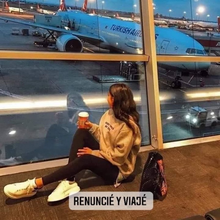 девочка в аэропорту