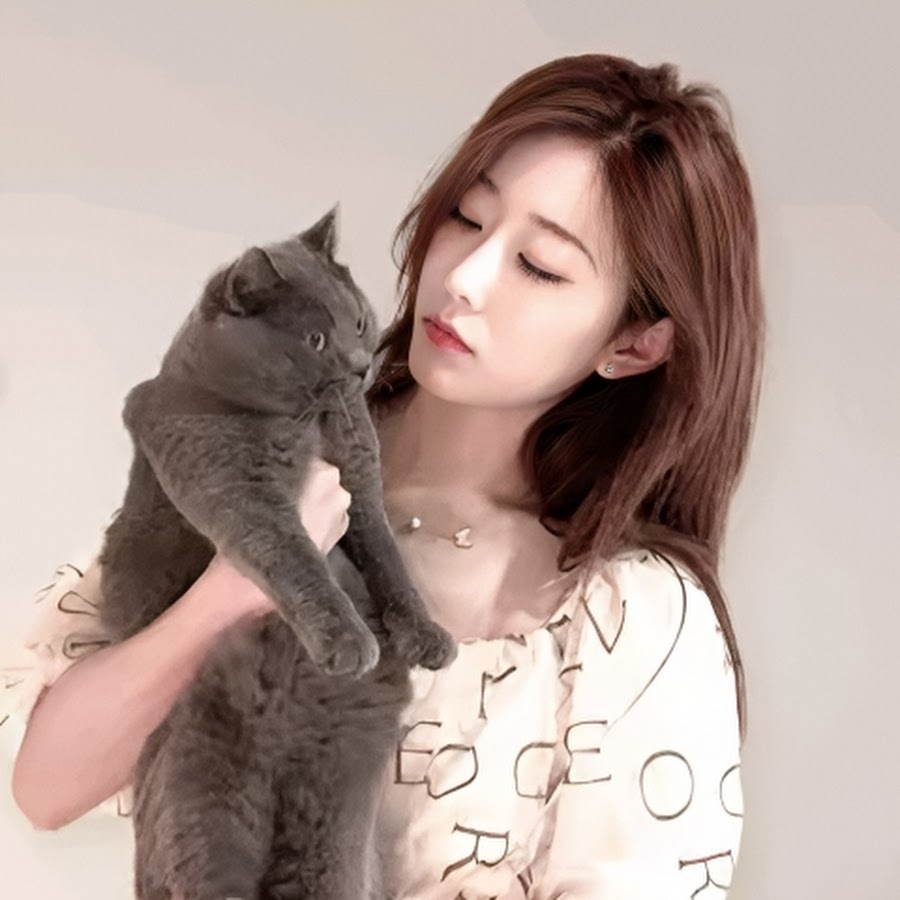 Emilia Xiaoyu YouTube channel profile picture