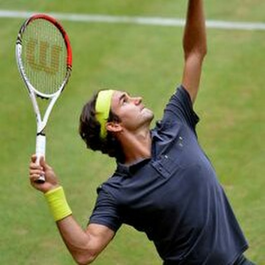 Какие подачи в теннисе. Федерер теннис. Federer одежда теннис. Подача в теннисе. Большой теннис.