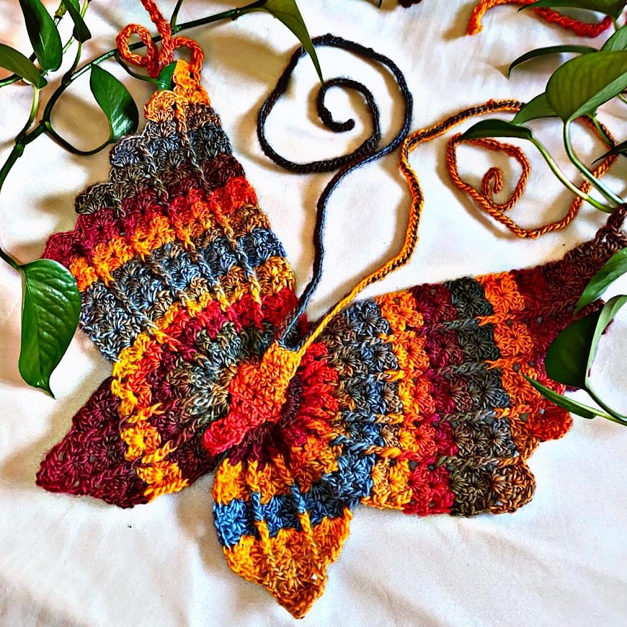 Shyler crochets 