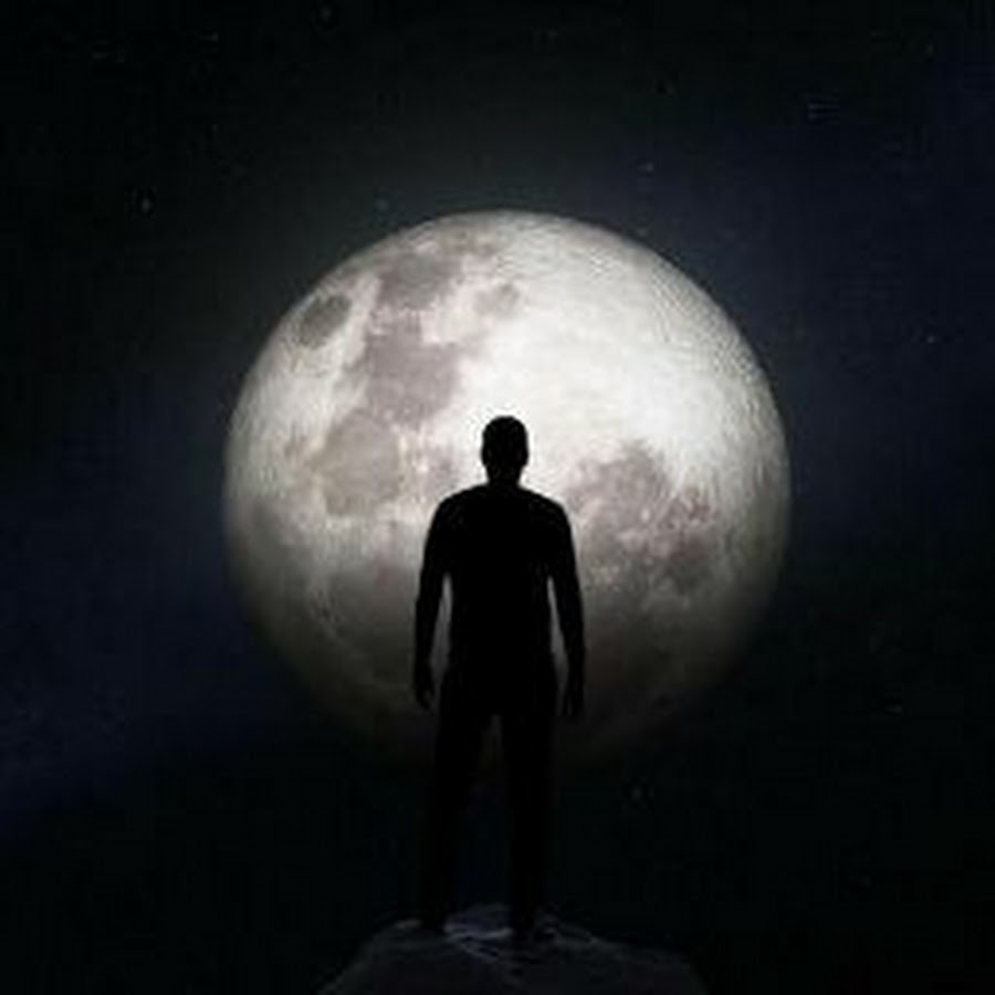 Lonely moon. Полнолунный человек. Сидячий человек на фоне планеты.