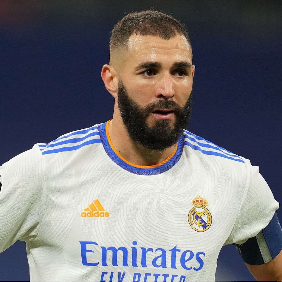 Le roi футболист. Benzema футболист. Бензема с бородой 2022.