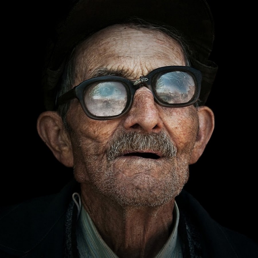 Дедушка в очках