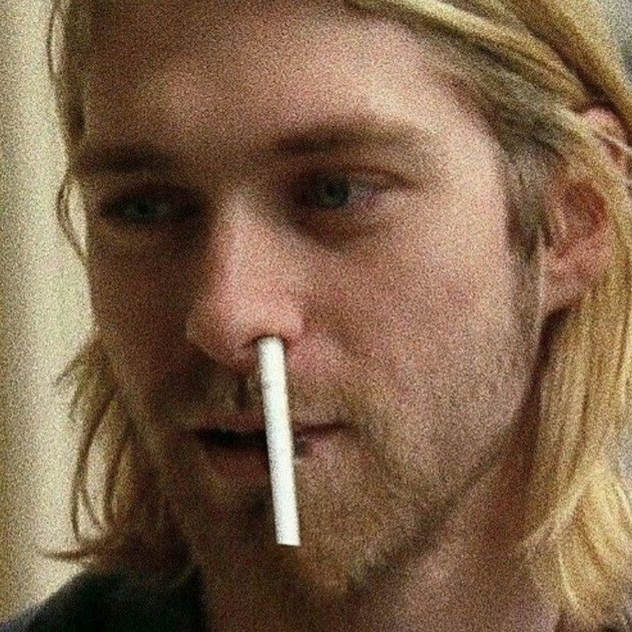 Курт Кобейн с сигаретой