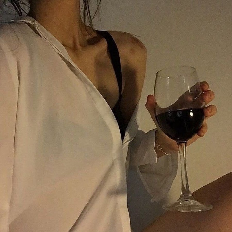 фото с бокалом вина дома девушки