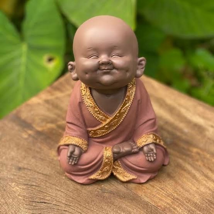 Дзен улыбнись. Маленький монах чай. Пет Будда. Будда младенец. Буддийский монах статуэтка. Фигурка буддийского монаха.