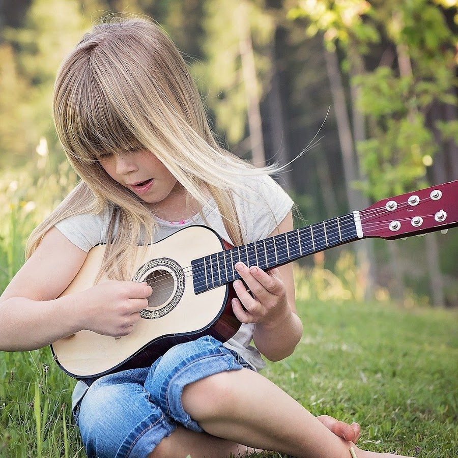 Русскими мальчик музыка. Девушка с гитарой на улице. Подросток с гитарой. Девушка подросток с гитарой. Девушка с гитарой на природе.