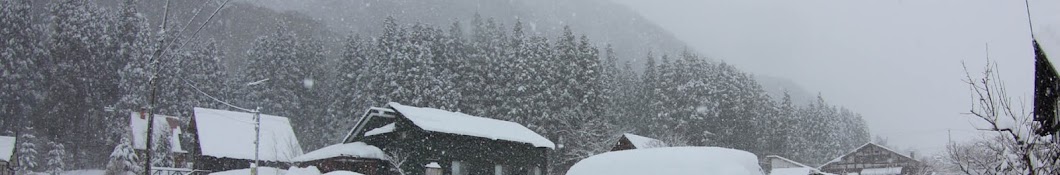 豪雪地帯のログハウスとテント車庫