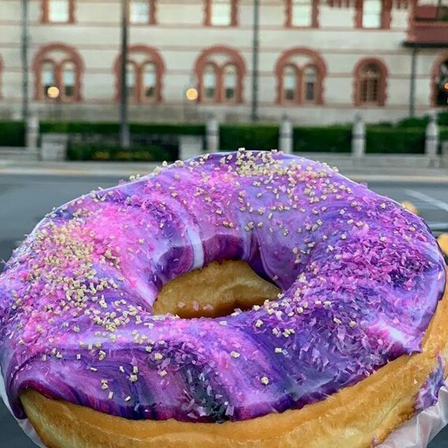 Включи огромную еду. Огромный пончик. Самый большой пончик. Громадный пончик. Самый большой пончик в мире.