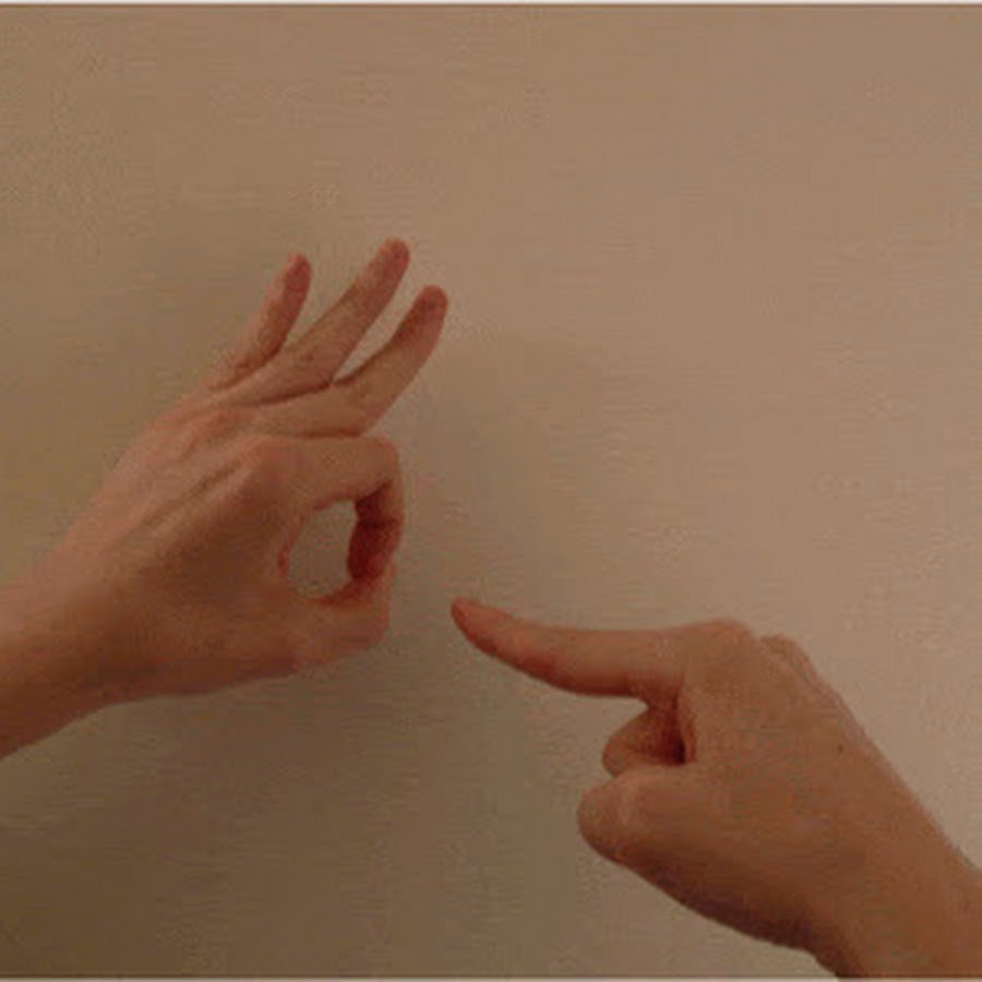 Почему мужчине нравится пальцами. Рука показывает. Жест два пальчика. Удовлетворение пальцами.