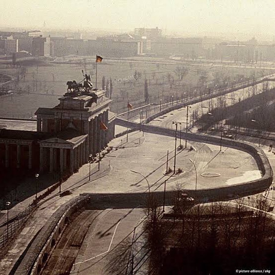 Гдр стена в берлине. Берлинская стена 1961. Каменная ограда Берлина. Берлинская стена ГДР.