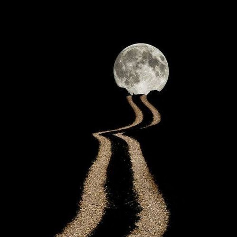 Уходящая Луна. Дорога к Луне. Лунная дорога. Луна уходит. Долгая дорога и луна
