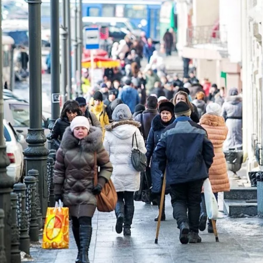 Прохожие на улицах города