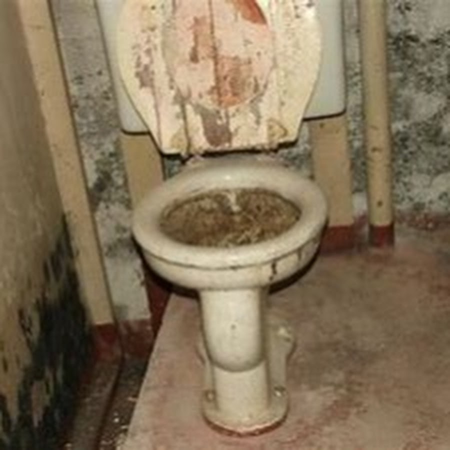 Туалет бомжа. Старинный унитаз.