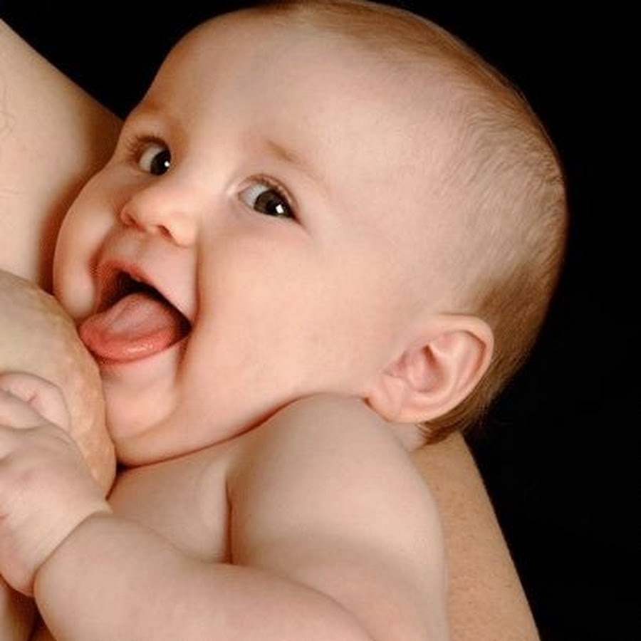 Укус соска. Женщина кормит грудью. Малыш у груди. Ребенок и титя. Грудное вскармливание новорожденных.