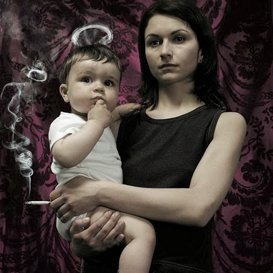 Курящие мамы и дочки. Курящая мама. Курящая мама и дочь. Курящие мамаши. Научила курить.