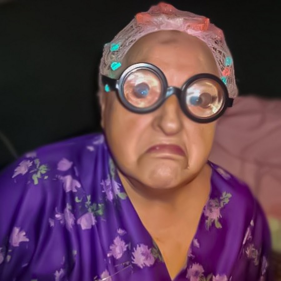 Толстая в очках видео. Очки бабушки. Бабушка с выпученными глазами. Бабушкины очки на глаза.