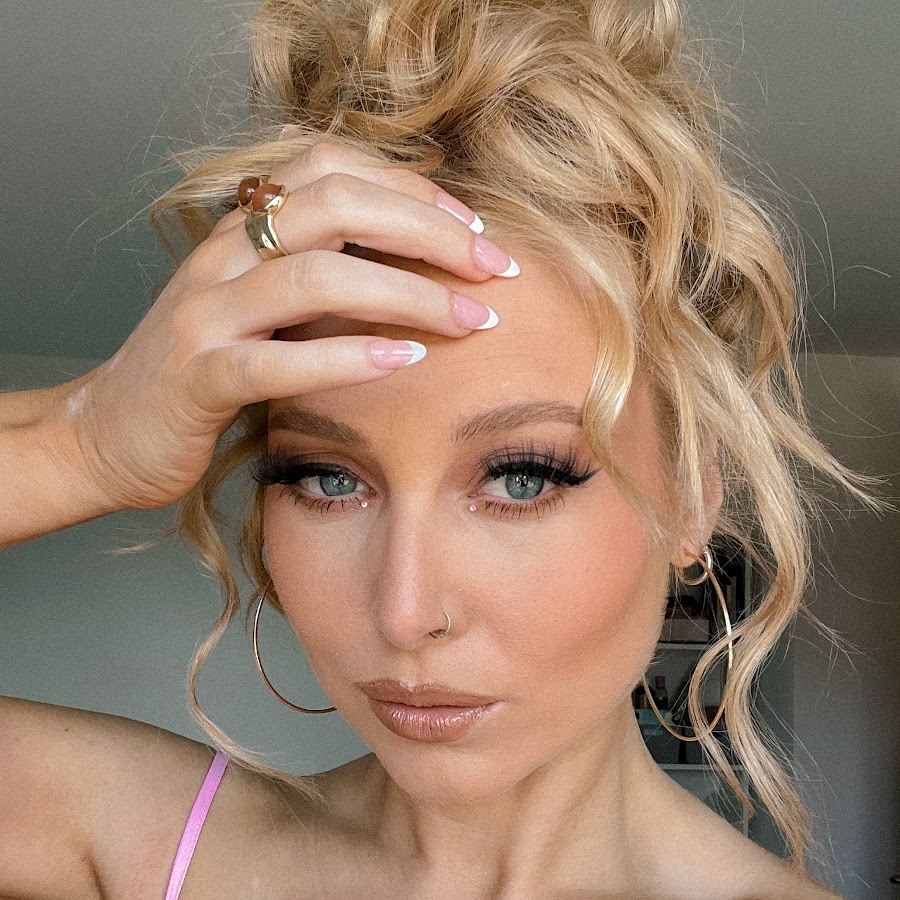 AMY (Billie Blonde) @billieblonde