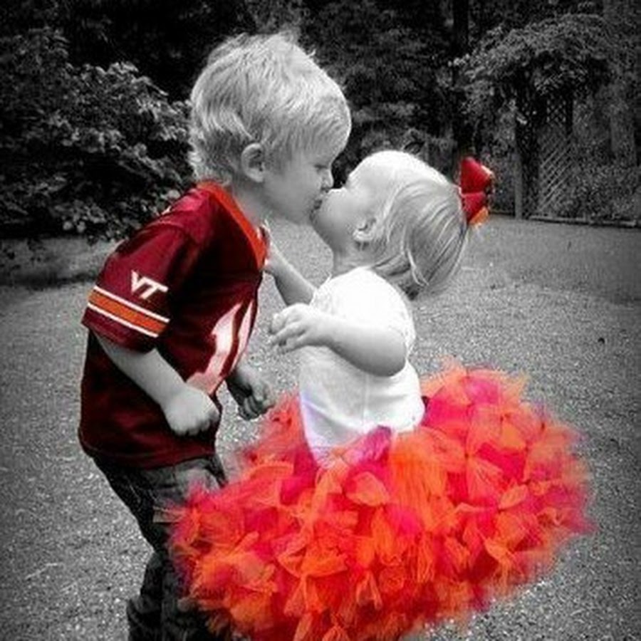 Я люблю маленьких девочек. Детский поцелуй. Любовь к ребенку. Мальчик и девочка любовь. Влюбленные мальчик и девочка.