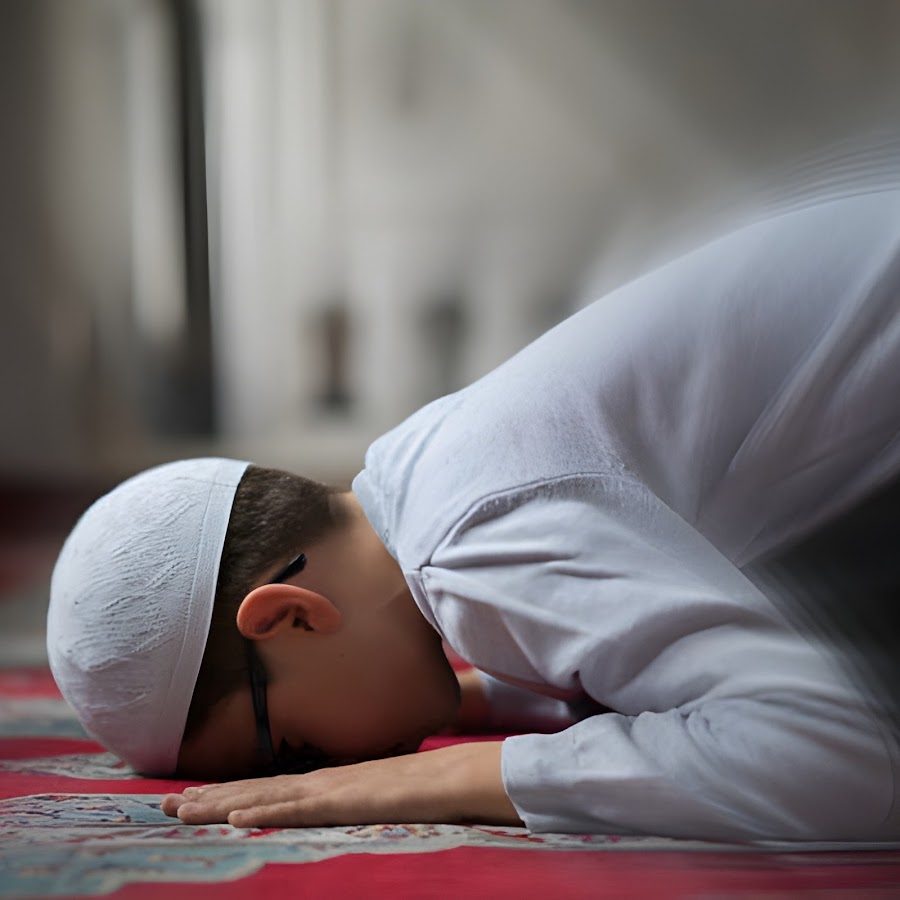 Мальчик мусульманин молится