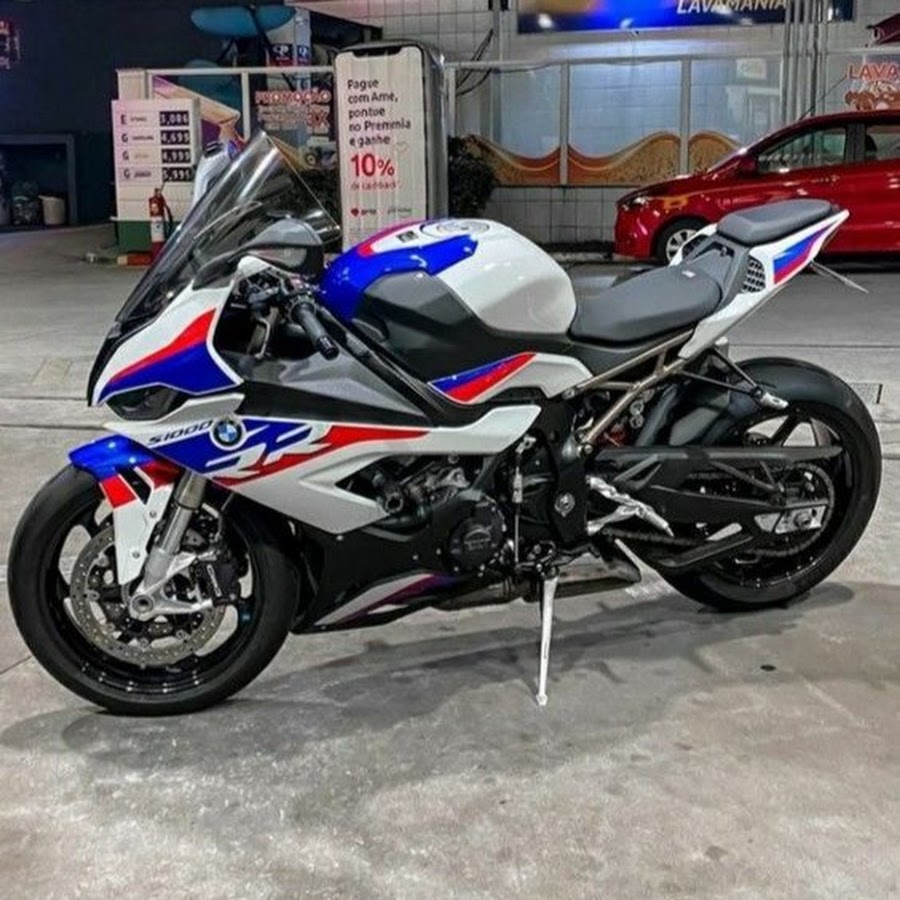 Мотоцикл БМВ s1000rr с девушками