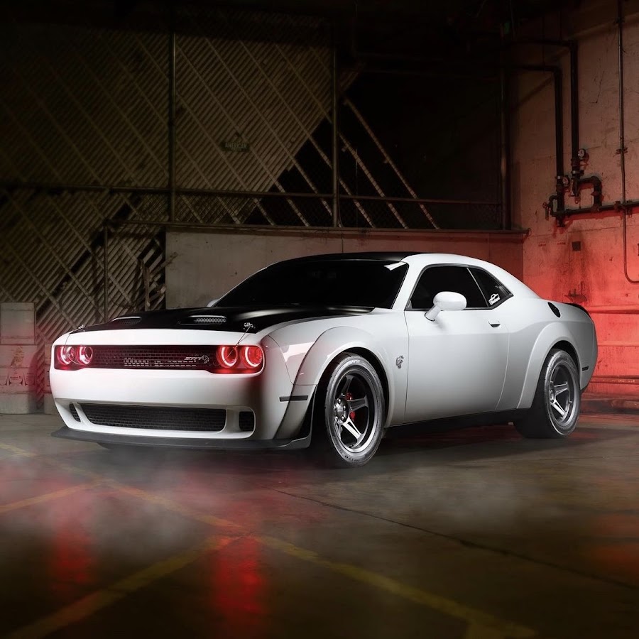 Dodge Challenger Hellcat vs Demon