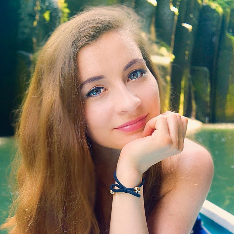 Mio the Singer-Songwriter->way to  pool - 澪Takaba、プールへの道で