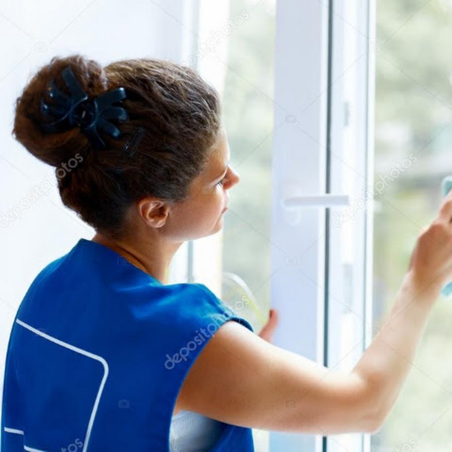 Мытье окон исправимо. Чистые окна. Клининг окон. Помыть окна. Женщина моющая окна.