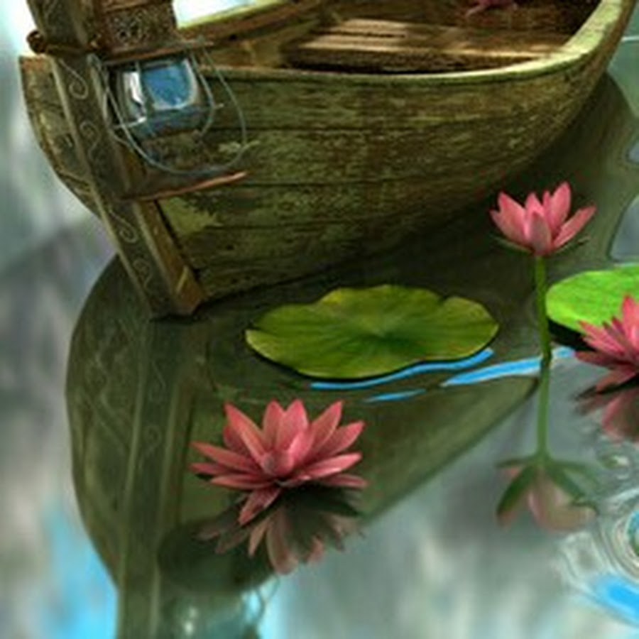 Лодка с цветами плывущая по реке