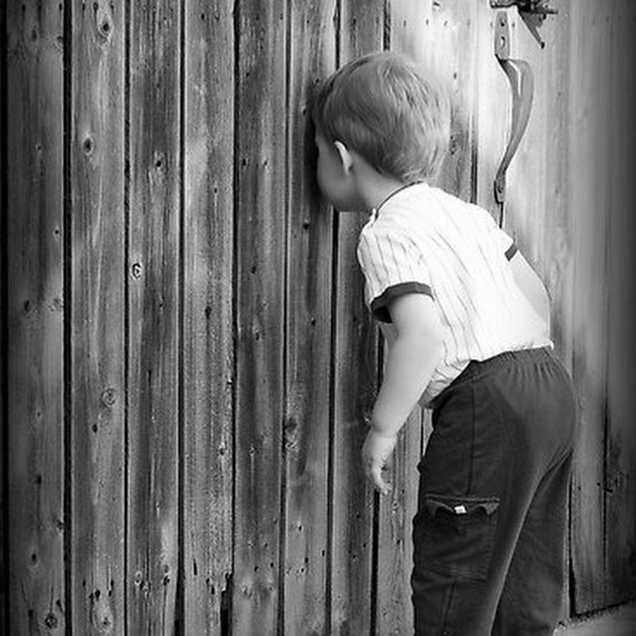 Дочка подсматривала за папой. Ребенок заглядывает. Мальчик заглядывает в дверь. Девочки и мальчики подглядывают.