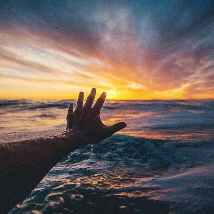 две руки на фоне моря