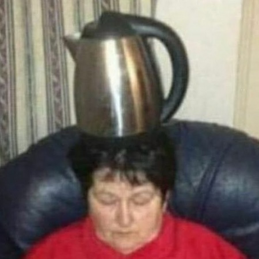 Толстую бабушку мальчик. Бабушка с чайником. Человек чайник. Бабка на чайник. Бабуля на чайник.