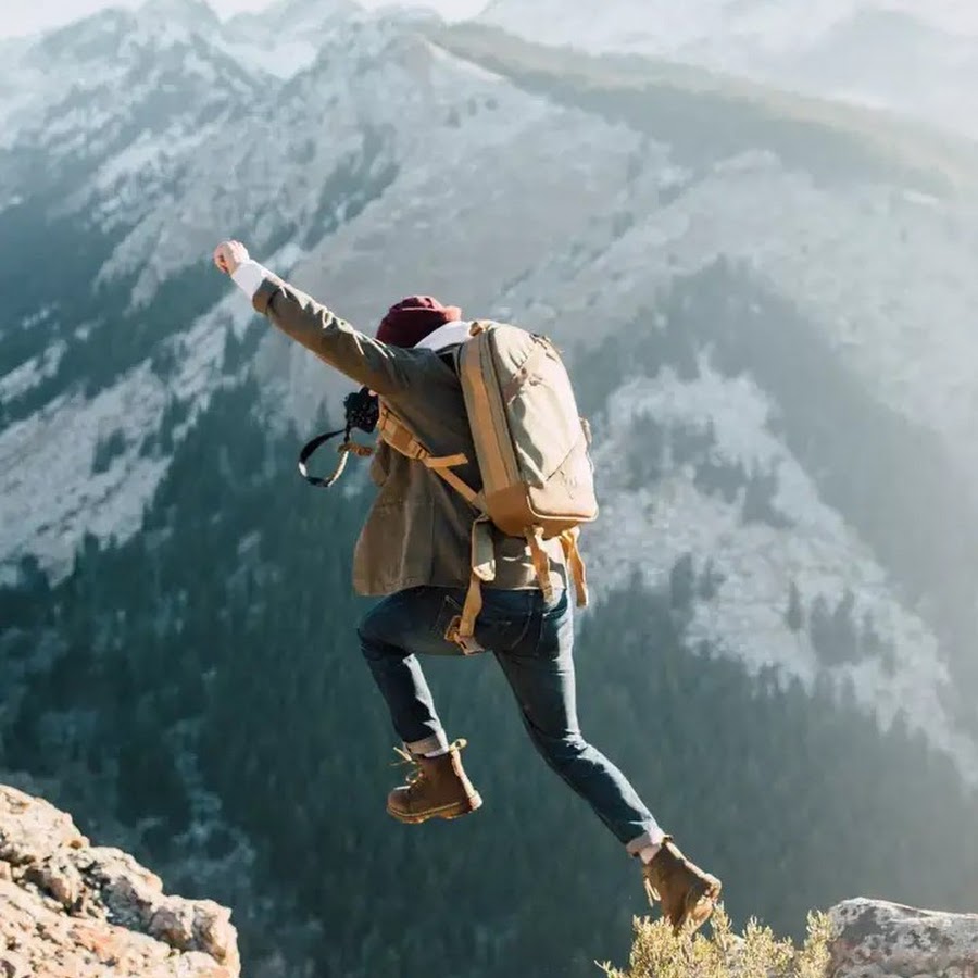 Adventure man. Турист. Приспособление людей в горах. Туристы в горах. Путешественник в горах.