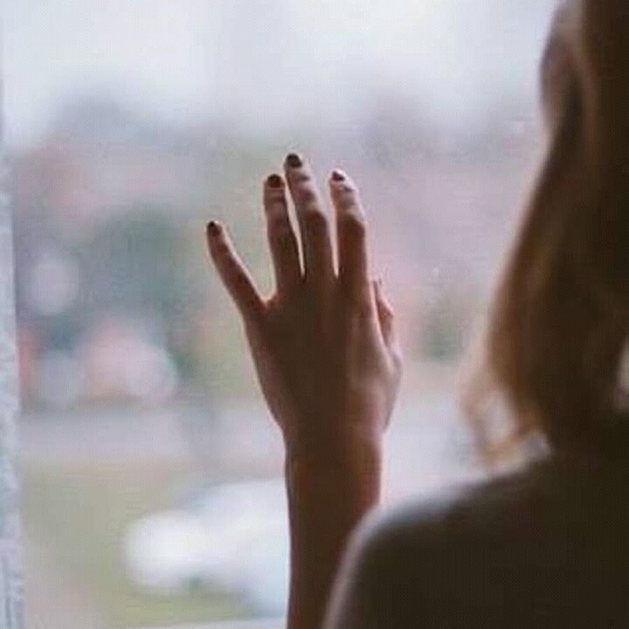 Раз ничего не значу. Прощание рукой. Картинки руки на окне. Рука девушки держит камеру в воздухе.