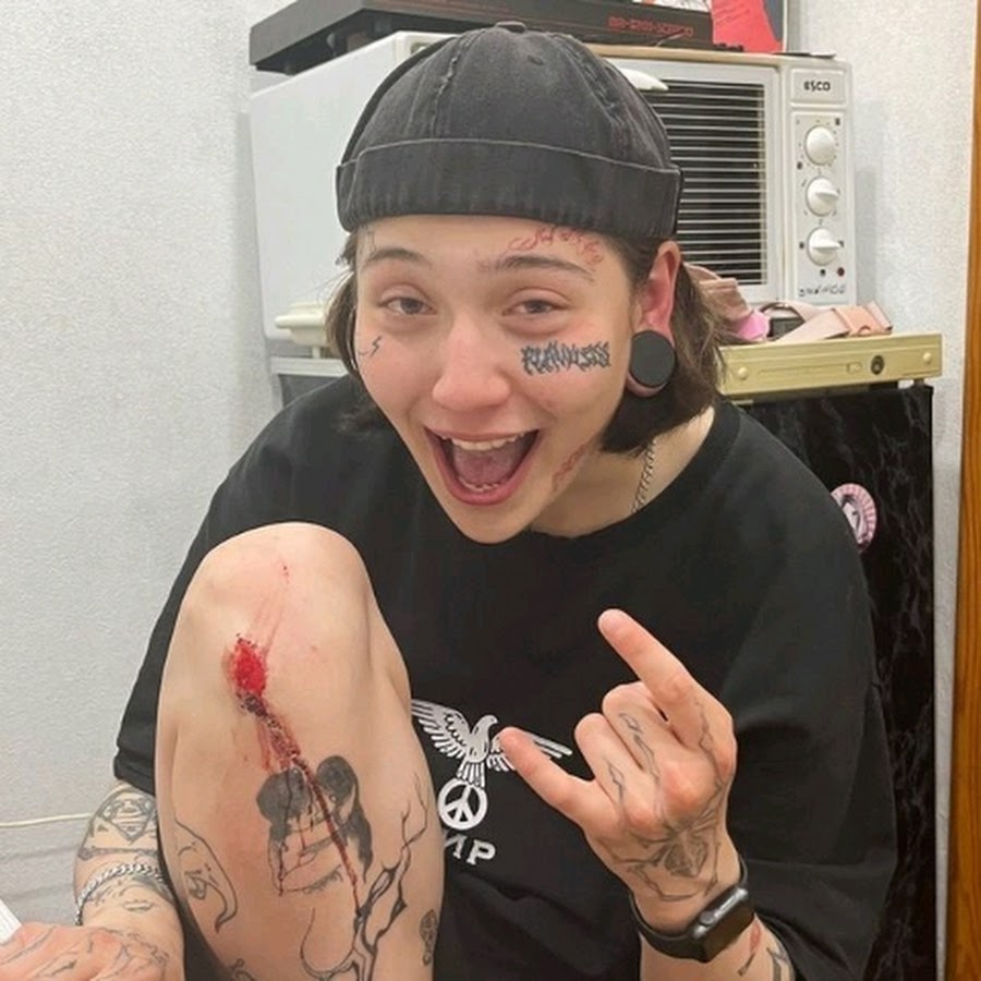 татуировки виолетты малышенко на лице