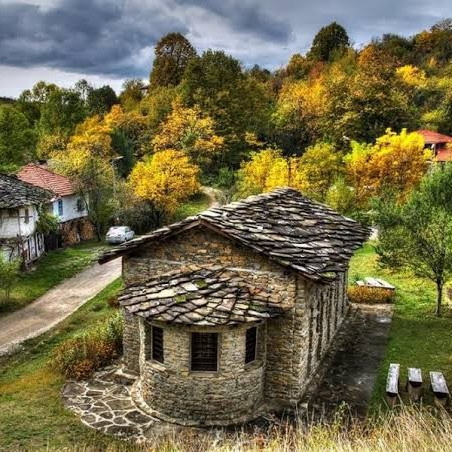 Old mountain. Болгария деревня. Балканы деревня. Домик в болгарской деревне. Домик в Португалии в лесу.