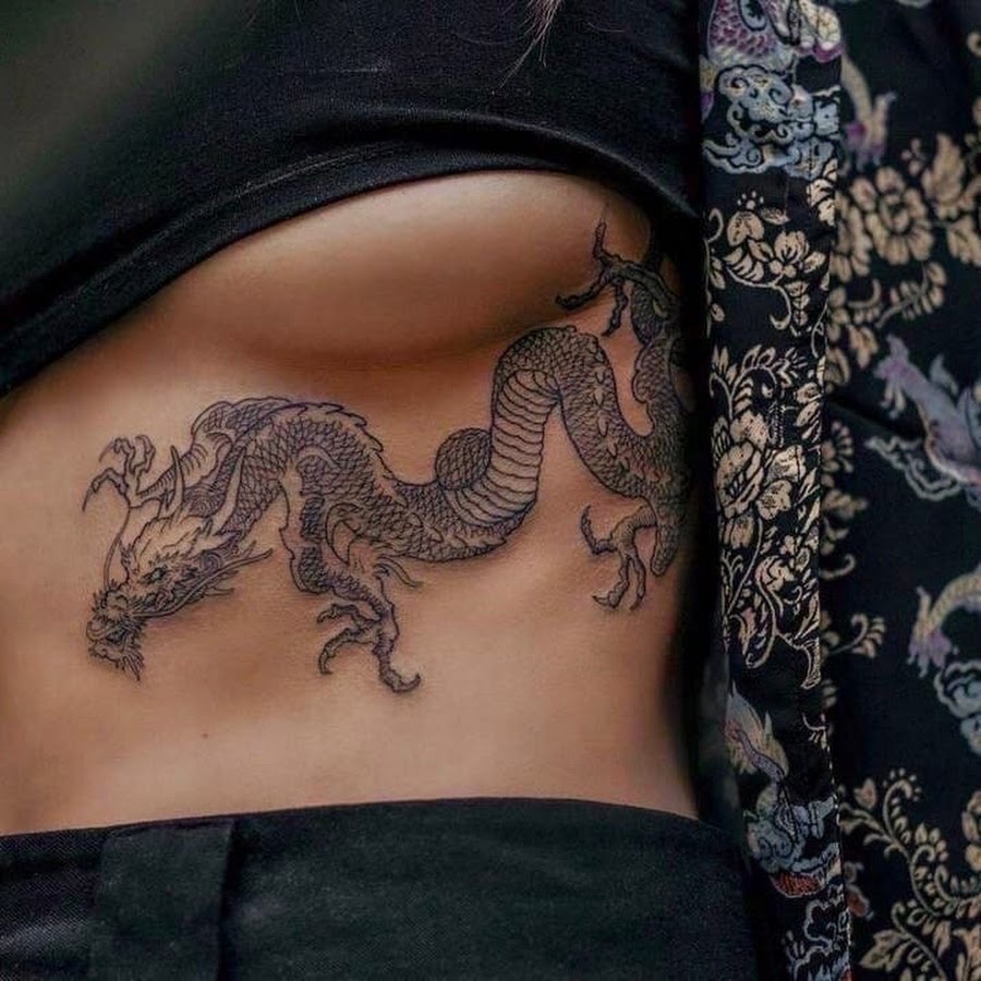 Тату китайский дракон под грудью