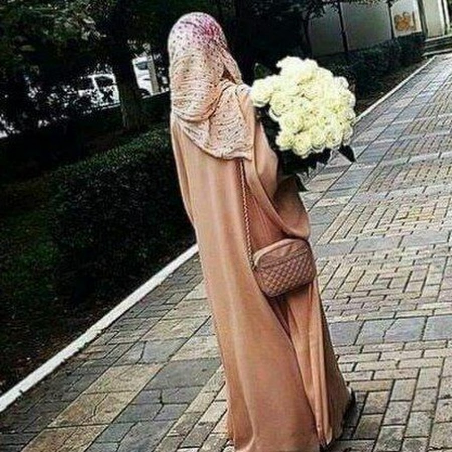 Мусульманские девушки с цветами