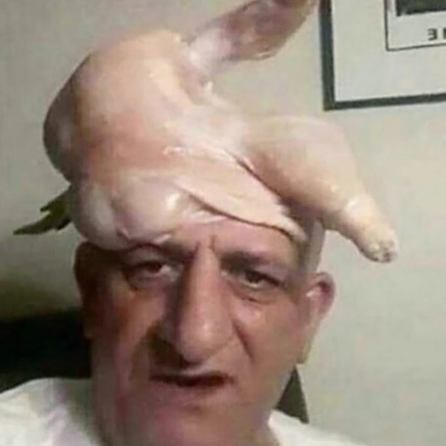 Мужик с курицей на голове. Голова курицы.