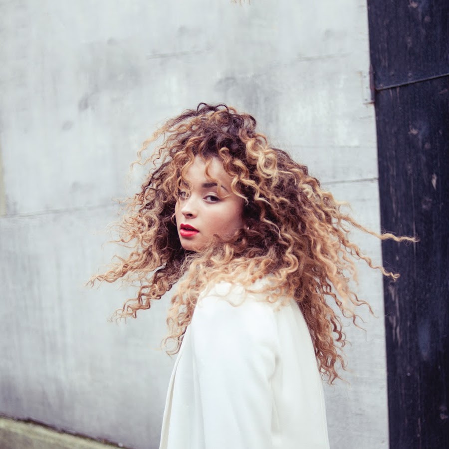 Ella video. Ella Eyre. Рыжая кудрявая девочка 10 лет. Ella певица.